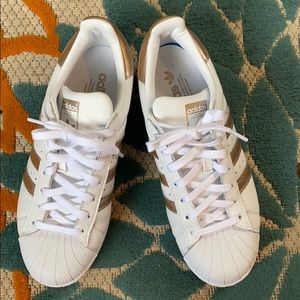 EUC adidas superstars 8.5